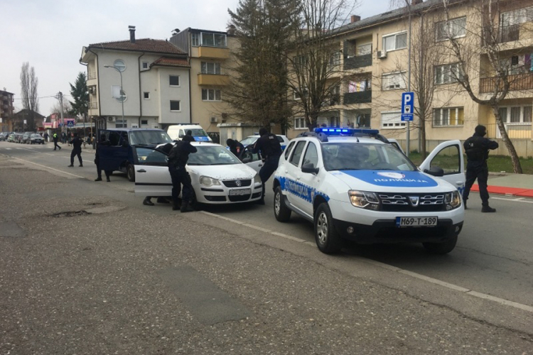 Hapšenja i pretresi u Gradišci: Policija pronašla drogu i oružje