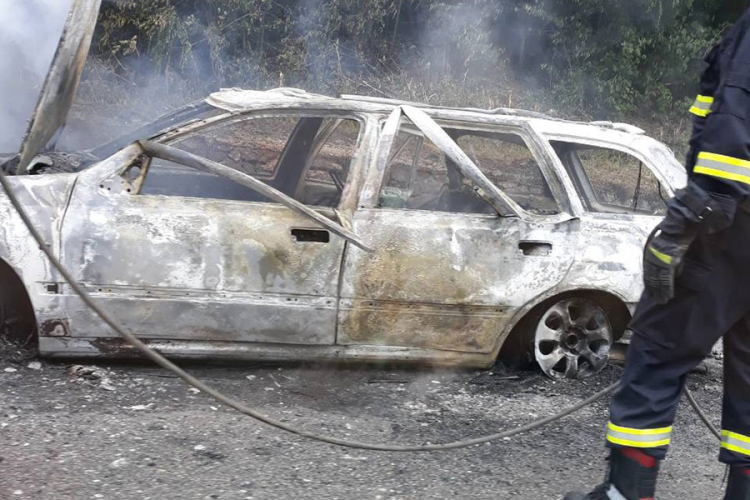 Ugašen požar na automobilu na putu Banjaluka - Prnjavor