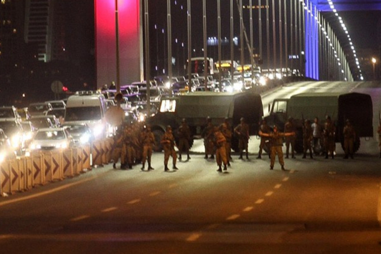 Privedena 33 pripadnika turske vojske, još 68 pred hapšenjem