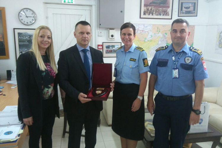 Pripadnik MUP-a Srpske dobija medalju UN policije