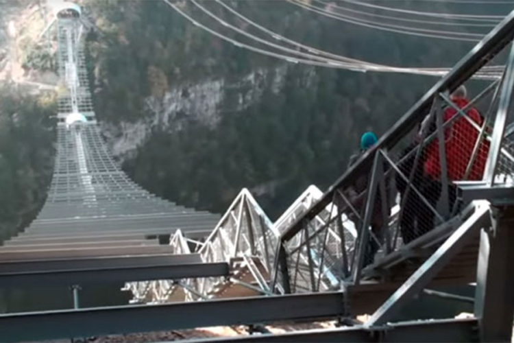 Pješački viseći most u Sočiju od kojeg zastaje dah
