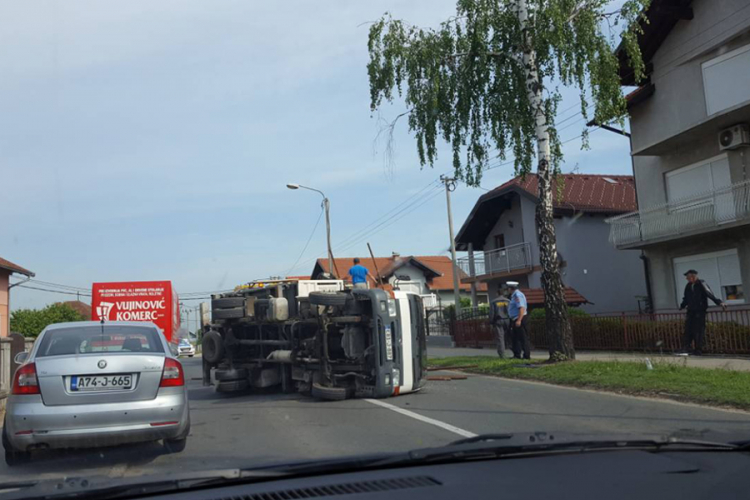 Gužva u banjalučkom naselju Vrbanja, prevrnuo se kamion