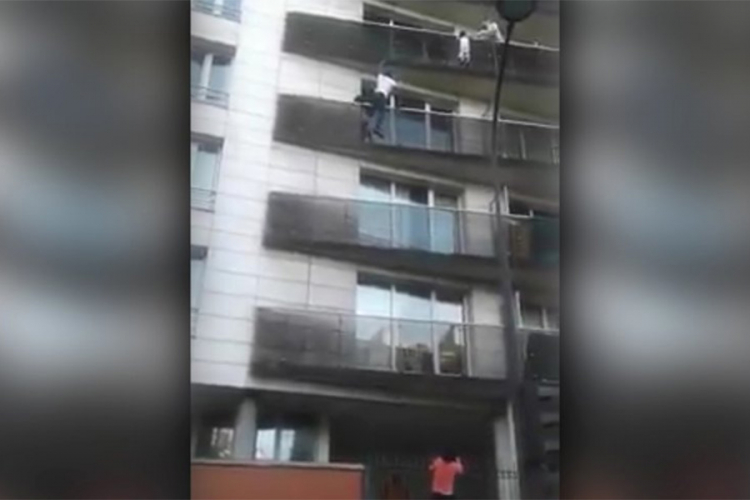 Dijete visilo sa balkona, "Spajdermen" iz Malija ga spasio