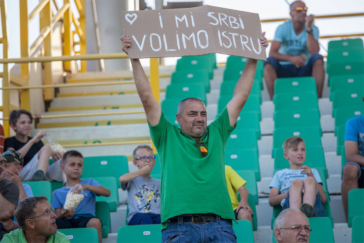 Aplauz na stadionu u Puli nakon transparenta: I mi Srbi volimo Istru