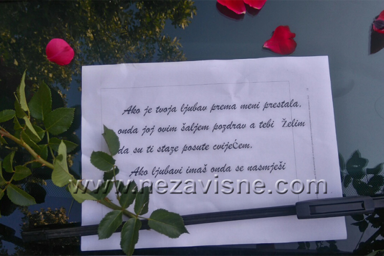 Romantika u Banjaluci nije izumrla: Auto osvanulo zatrpano cvijećem