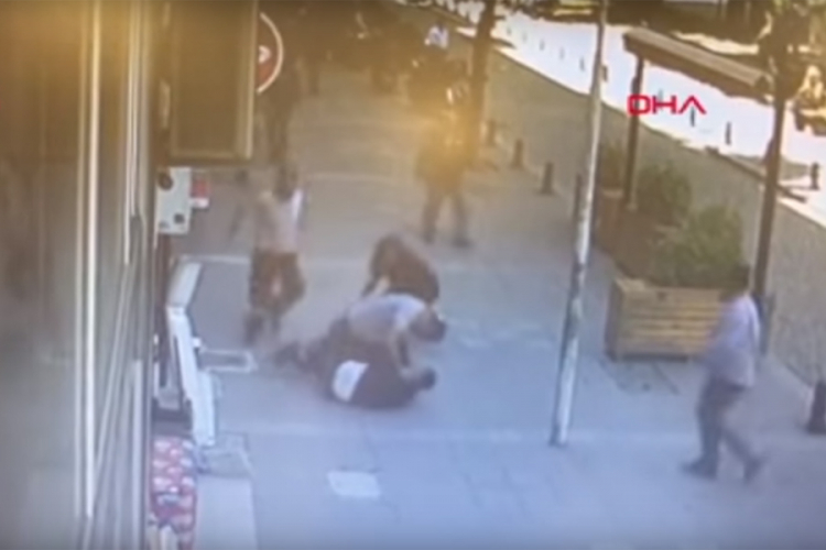 Tukao bivšu ženu na ulici pa ga nokautirao prolaznik