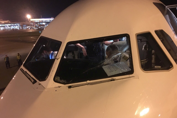 Avion prinudno sletio zbog naprslog stakla na pilotskoj kabini