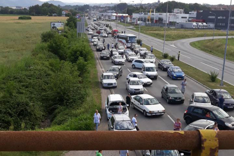 Građanski bunt: Blokirali put zbog poskupljenja goriva