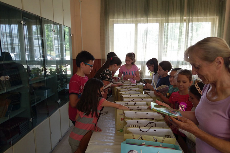 Mikrofin pomaže školama u Trnopolju i Knežici