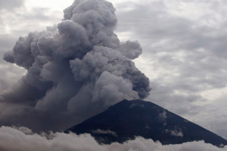 Vulkan izbacio pepeo dva kilometra u visinu