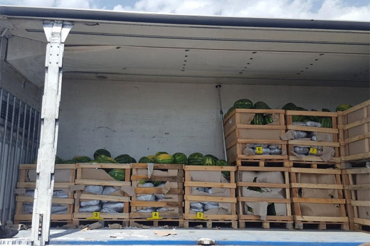 U kamionu punom lubenica pronašli 400 kg marihuane