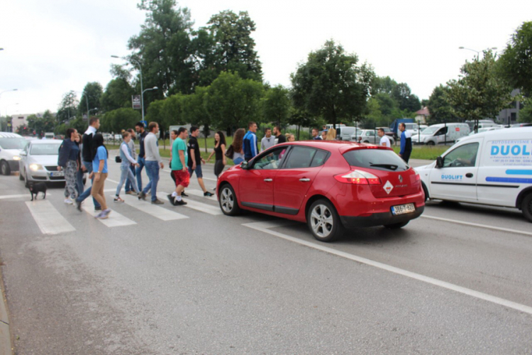 Grupa mladih jutros blokirala saobraćaj kod RTRS-a u Banjaluci