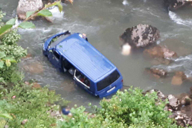 Teška saobraćajna nesreća: Kombi sletio u rijeku, poginuo vozač