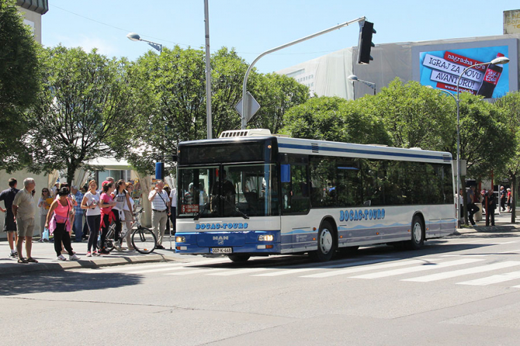 Punoljetni autobusi voze putnike