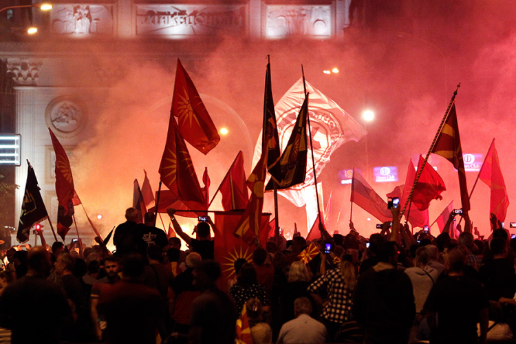 Nasilni protesti u Skoplju: Povrijeđeno 17 osoba, privedeno 26