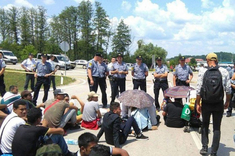 Dio migranata odbija da napusti GP Maljevac, velika gužva na granici