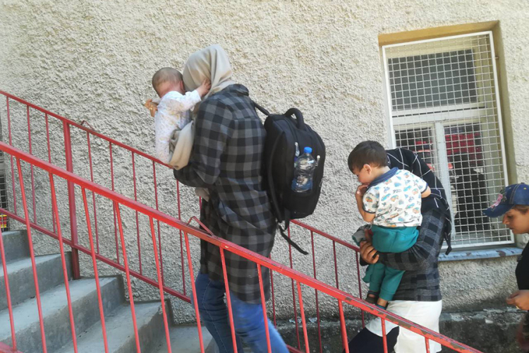 Kod Gacka pronađeno 19 migranata, među njima tri bebe
