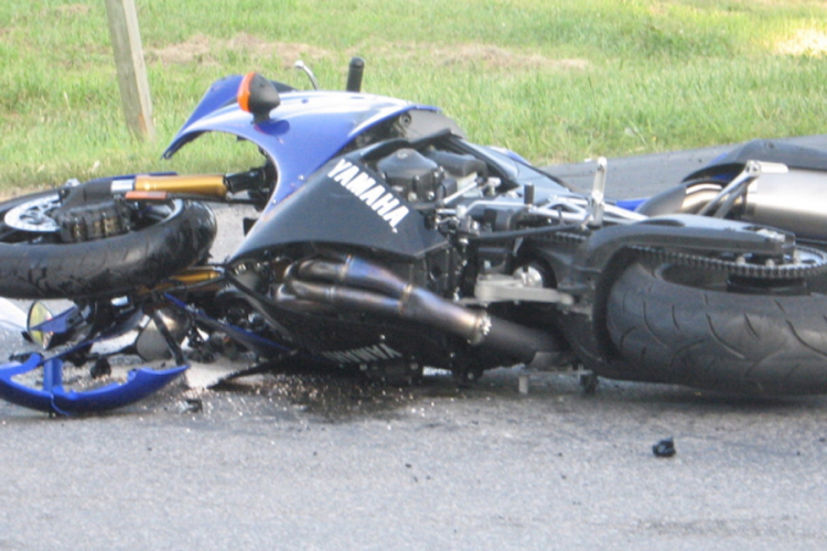 Motociklista teško povrijeđen nakon sudara s mercedesom