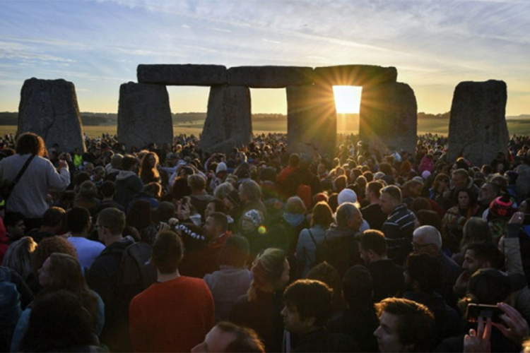 Na hiljade ljudi posmatralo ljetnji solsticij u Stounhendžu