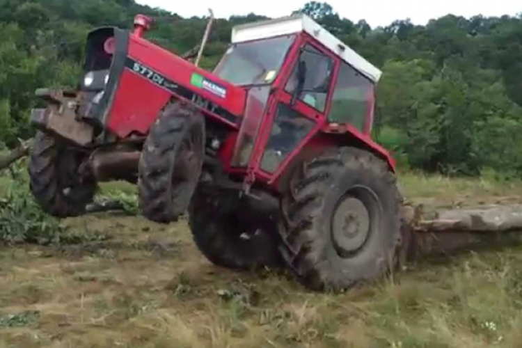Srpčanina traktor priklještio uz drvo, podlegao povredama u šumi