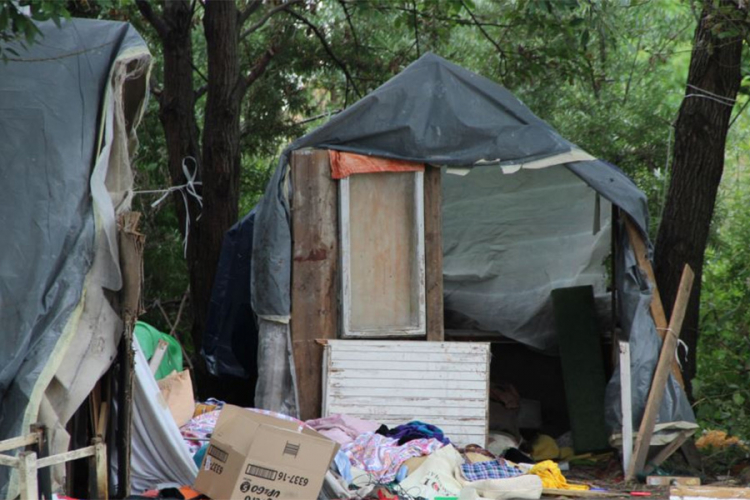 U napadu na romski kamp ubijena jedna osoba