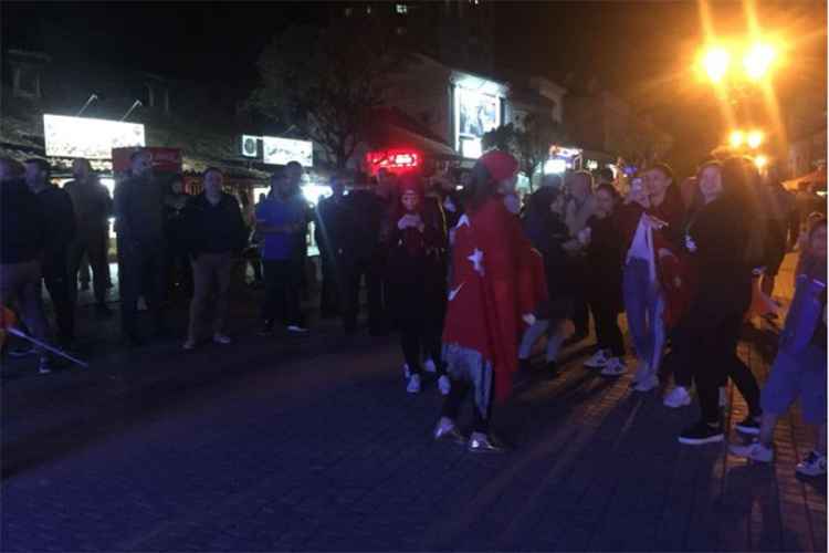 Turci proslavili Erdoganovu pobjedu na ulicama Sarajeva 20180624223114_485215