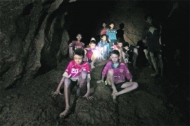 Tajlandski dječaci spašeni iz pećine povlače se u budistički hram