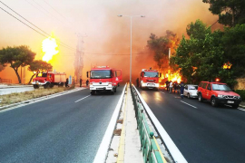 Jedna osoba stradala u požarima u Atini, nestalo 10 Danaca