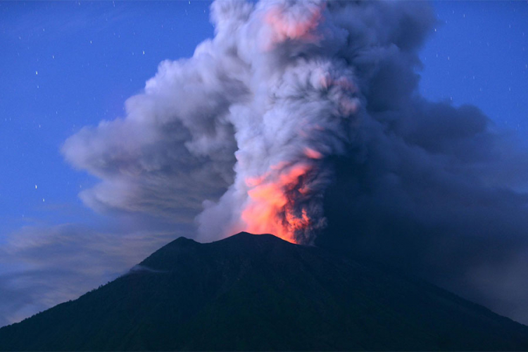 Vulkan na Baliju ponovo izbacio pepeo i lavu