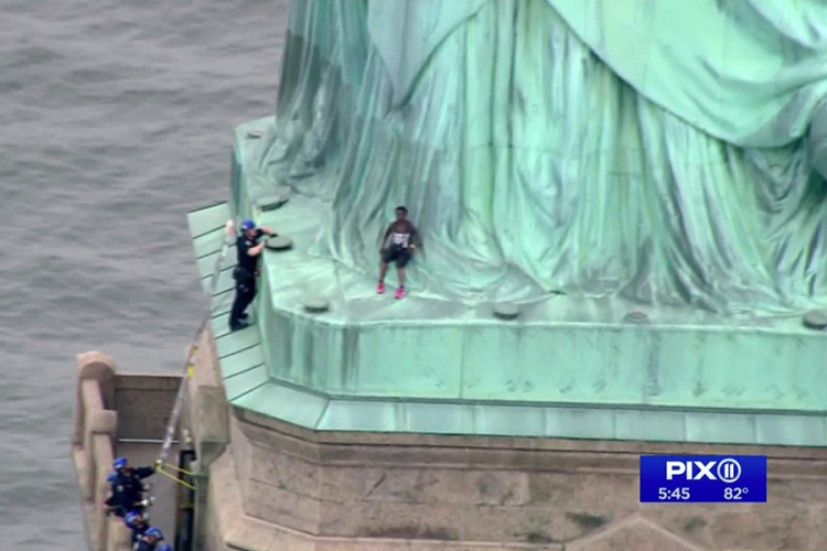 Žena se popela na Kip slobode u znak protesta