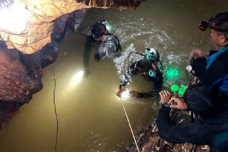Izvučeno šest dječaka iz pećine na Tajlandu
