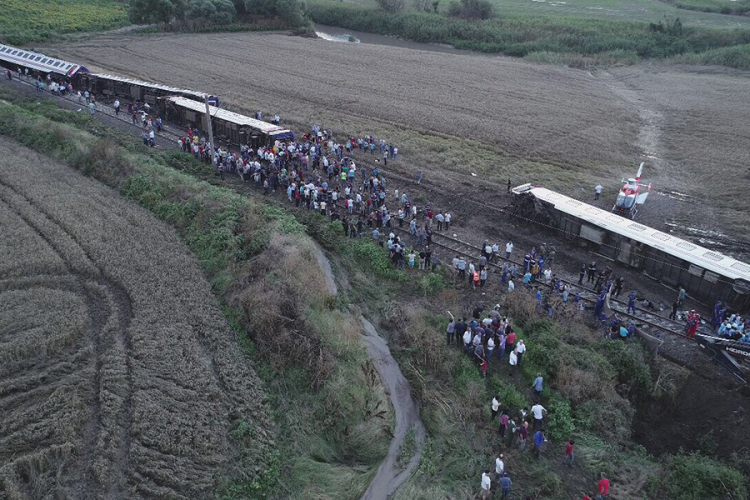 Najmanje 10 mrtvih i 73 povrijeđenih u nesreći putničkog voza na sjeverozapadu Turske