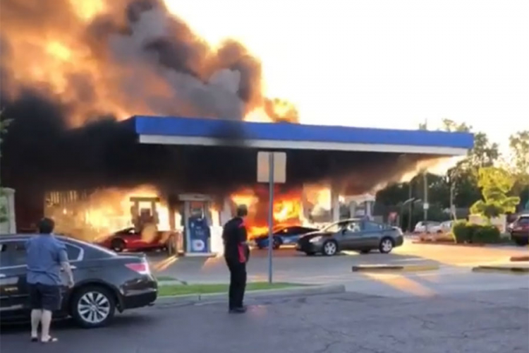 Izgorio skupocjeni Lamborghini na benzinskoj pumpi