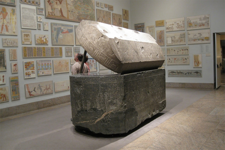Drevni egipatski sarkofag na izložbi u Njujorku