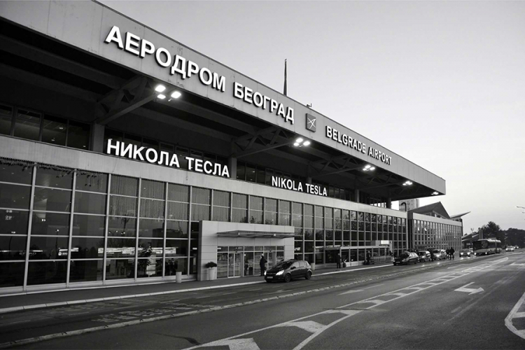 Avion vanredno sletio u Beograd, putnici pozlilo