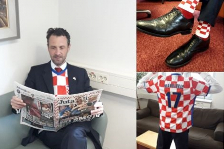 Britanski ambasador ispunio obećanje, obukao hrvatski dres