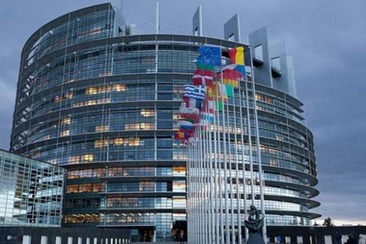 Vrtoglave zarade evropskih poslanika i "poslići sa strane"