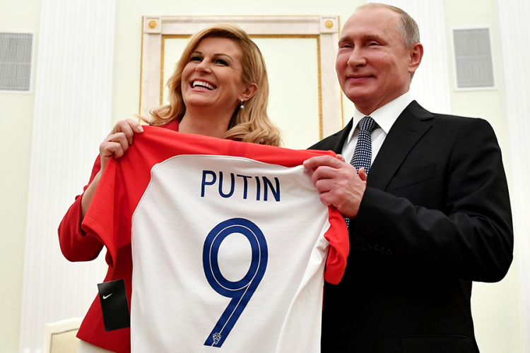 Grabar-Kitarović poklonila Putinu hrvatski dres sa brojem 9