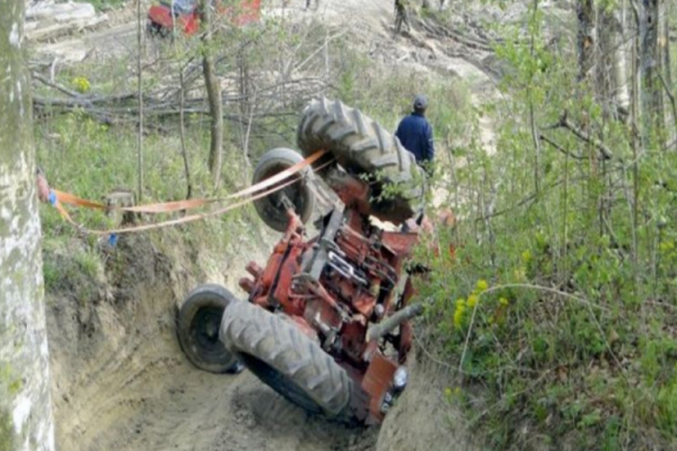 Nesreća kod Konjica: Muškarac poginuo prilikom prevrtanja traktora