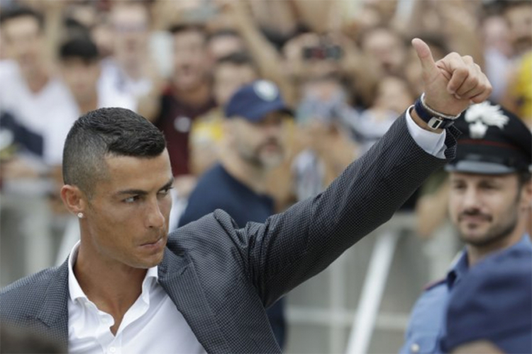 Ronaldo u Torinu: Autogrami i zagrljaji sa navijačima