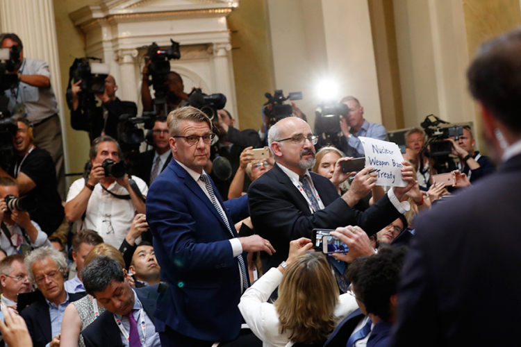 Novinar izbačen sa pres konferencije Putina i Trampa