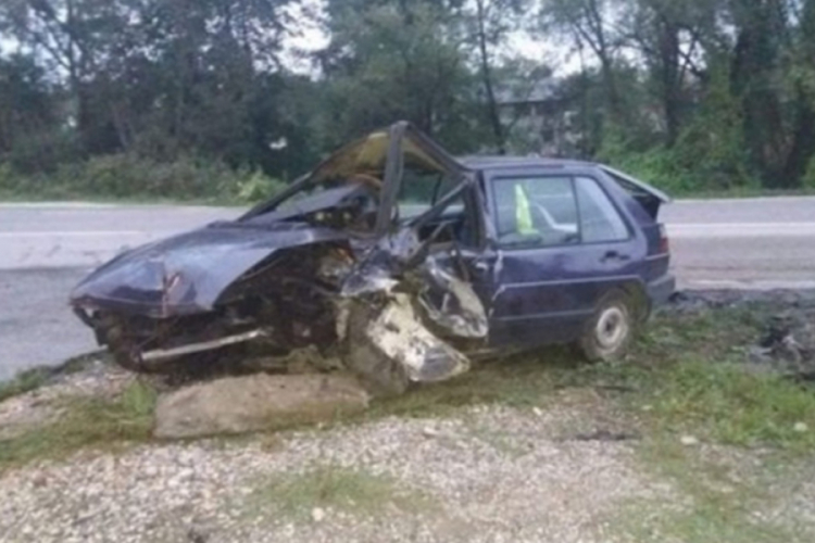U saobraćajnoj nesreći poginuo vozač golfa