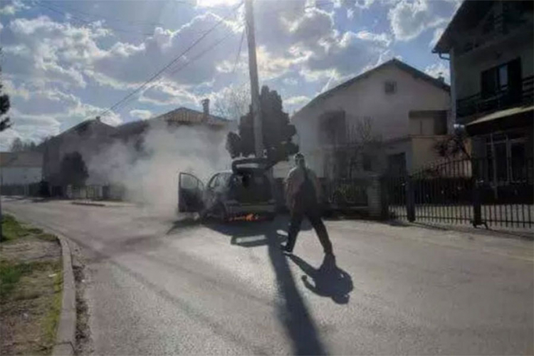 Automobil se zapalio tokom vožnje