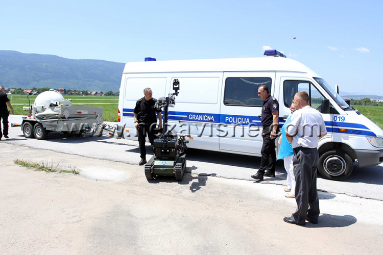 Antibombni tim Granične policije BiH: 11 odabranih i njihovi roboti jurišaju na bombe