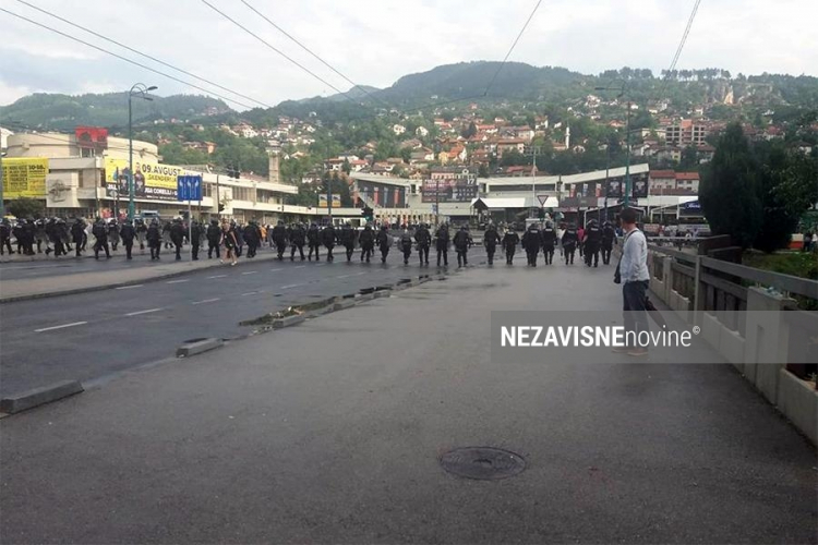 Policajci deblokirali dio saobraćajnice, borci spremni da ulete u zgradu Parlamenta FBiH