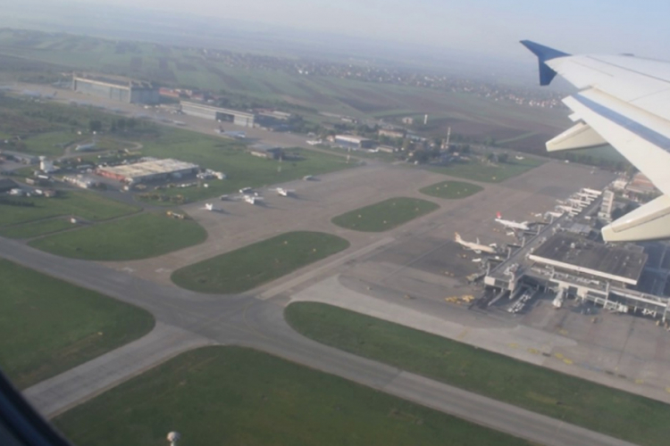Avion vanredno sletio u Beograd zbog dima u kabini