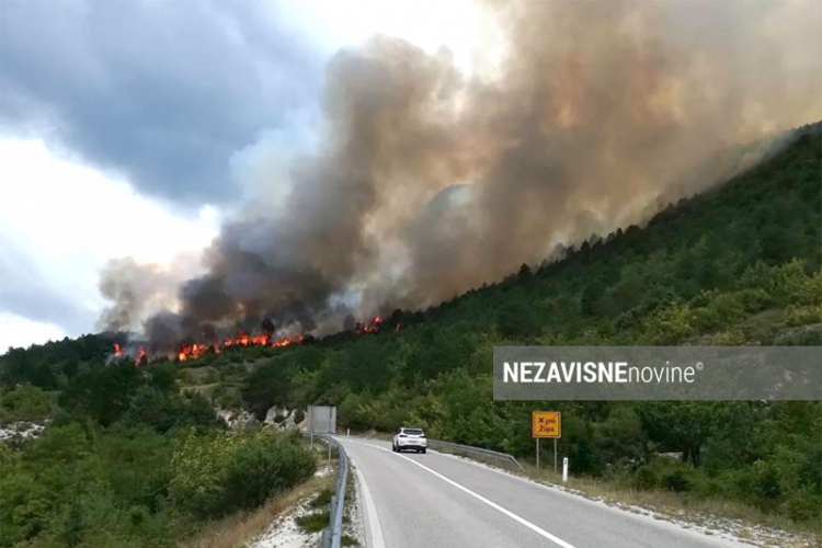 Grom izazvao požar u blizini graničnog prelaza Klobuk