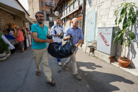 Kolona vozila ispred Narodne kuhinje u Sarajevu: Hiljade kurbana za najugroženije ...