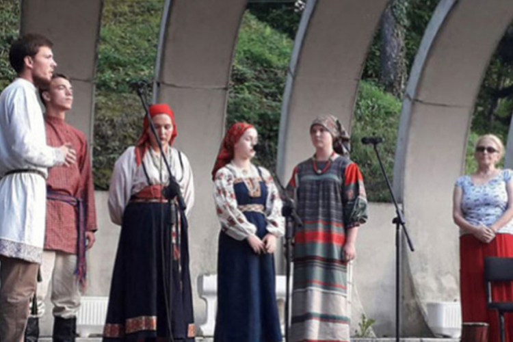 Ruski ansambl "Perezvon" nastupa u Bratuncu