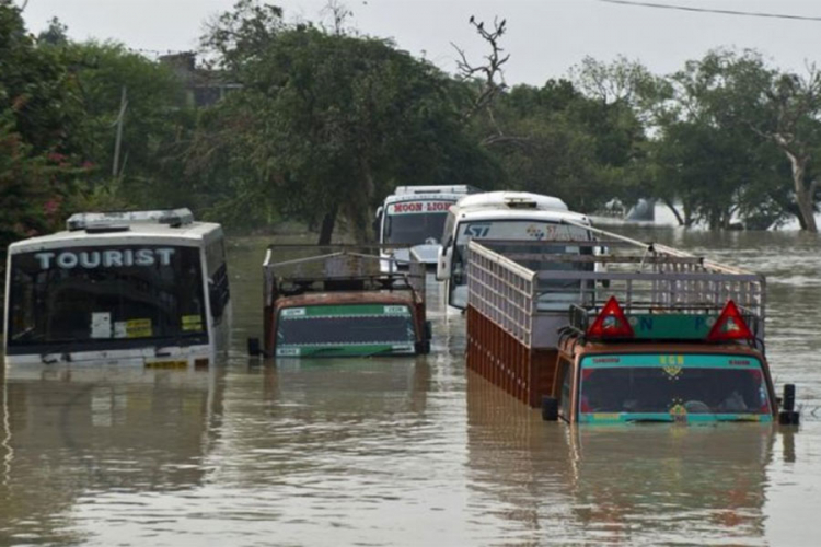Najmanje 30 osoba izgubilo život u poplavama